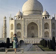 220px-Jacqueline_Kennedy_at_the_Taj_Mahal_15_March_1962.jpg